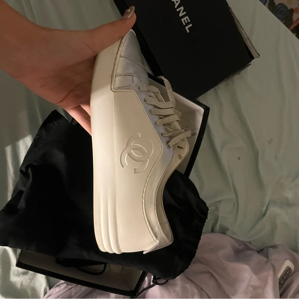 White low top Chanel sneakers - Picture 6 of 7